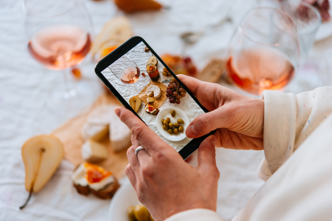 Immagine telefono che fotografa vino