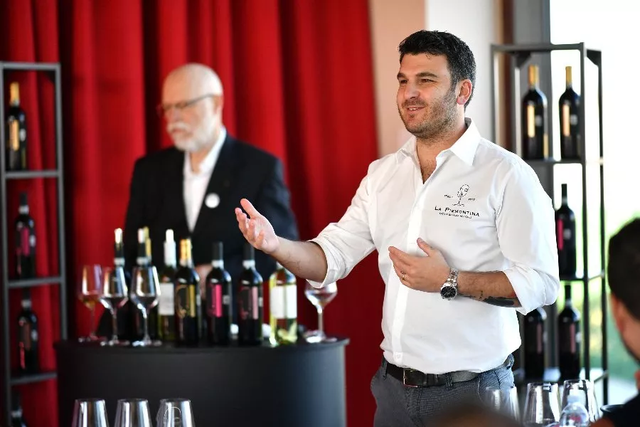 Immagine Degustazione 4 Vini con vista sui vigneti e Visita guidata della Cantina 11