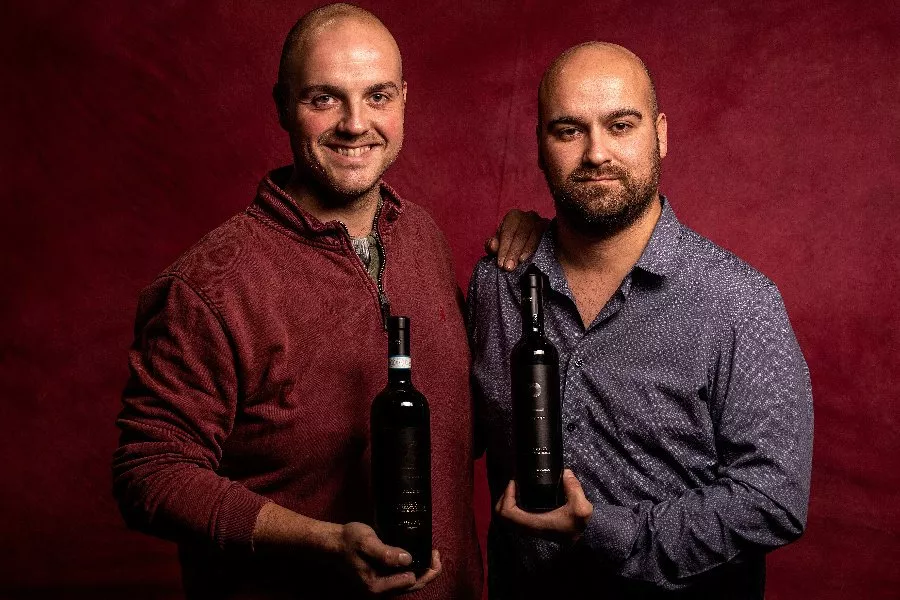 Immagine Visita vigne, cantina e degustazione 3 vini (2 Linea Classica+ 1 Linea Selection etichetta argento) 16 Immagine Visita vigne, cantina e degustazione 3 vini (2 Linea Classica+ 1 Linea Selection etichetta argento) 16
