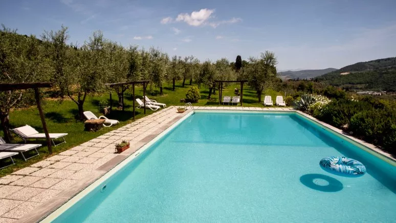 Immagine visita Fuga dalla città! AperitiVino con ingresso in piscina cantina Fattoria di Poggiopiano